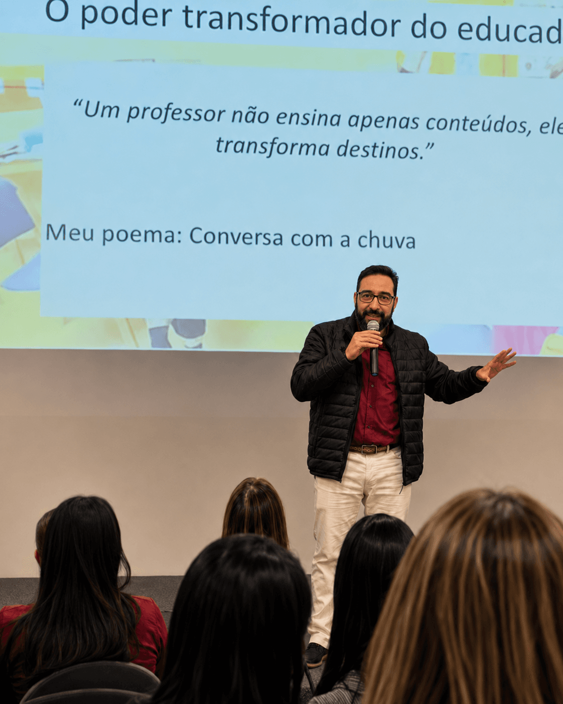 Dom Antônio Carlos em palestra sobre educação diante de público.